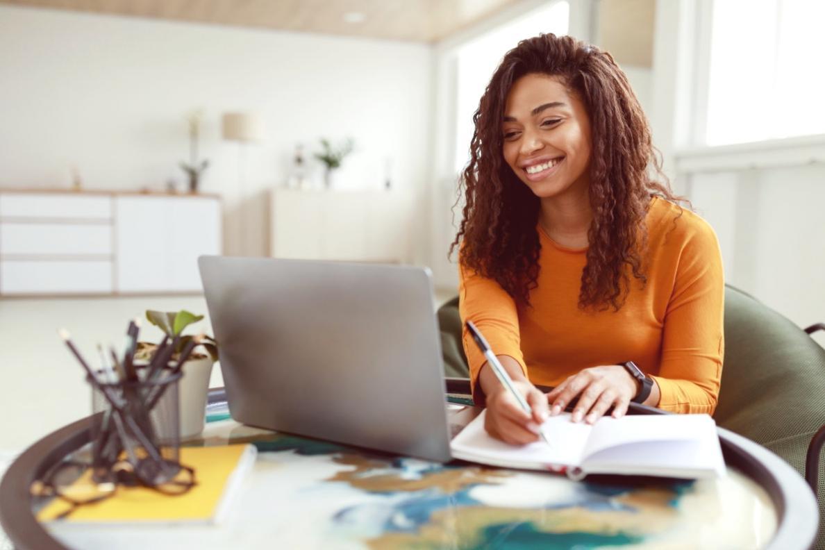 Команда специалистов Maneteran за работой над финансовыми проектами